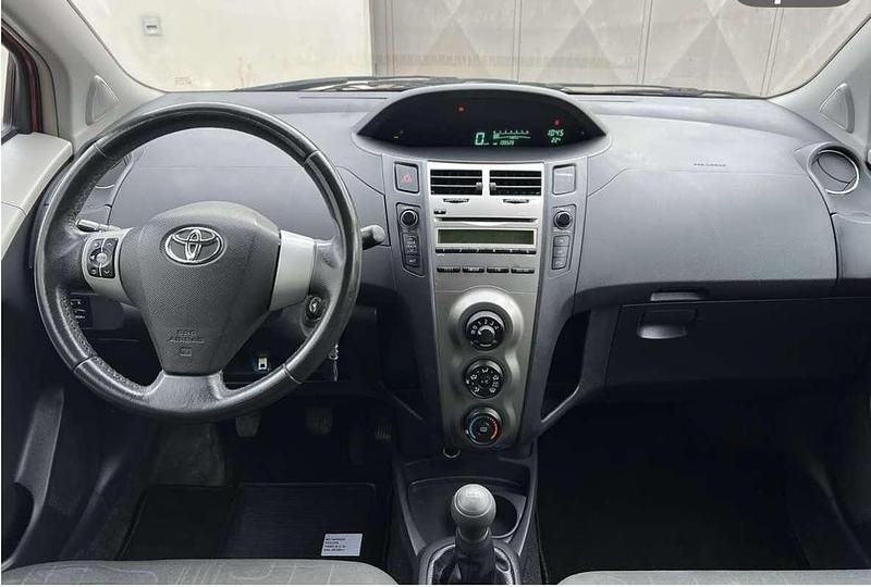Usata Toyota Yaris 69 CV (50 kW) 2011 Rosso Berlina