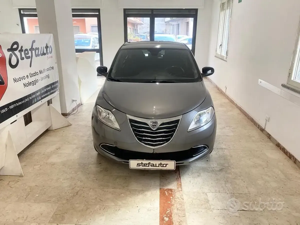 Usata Lancia Ypsilon Silver 69 CV (50 kW) 2015 Grigio Utilitaria