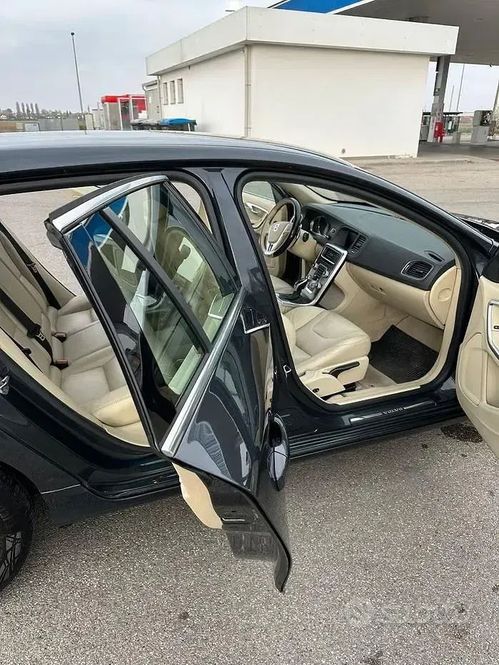 Usata Volvo V60 Summum 190 CV (139 kW) 2015 Grigio Station wagon