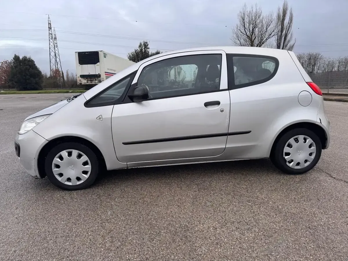 Usata Mitsubishi Colt 74 CV (54 kW) 2007 Argento Berlina