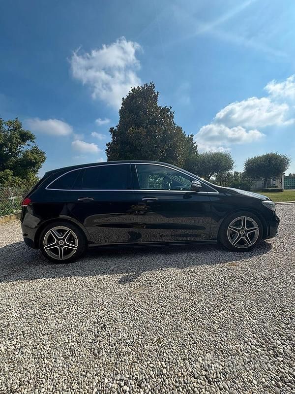Usata Mercedes B180 116 CV (85 kW) 2019 Nero Utilitaria