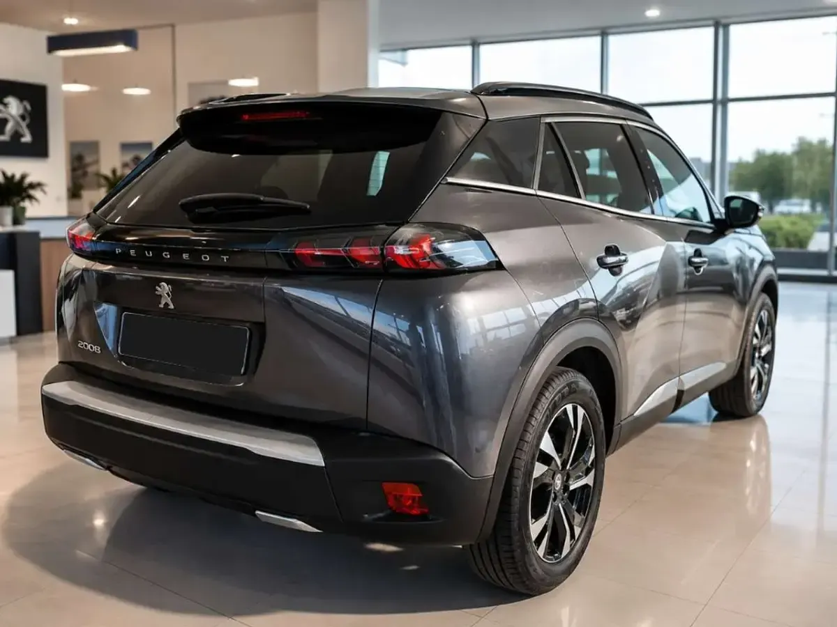 Usata Peugeot 2008 Allure 131 CV (96 kW) 2023 Grigio platino SUV