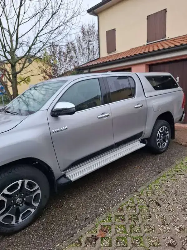 Usata Toyota HiLux Executive 150 CV (110 kW) 2024 Argento Pick-up