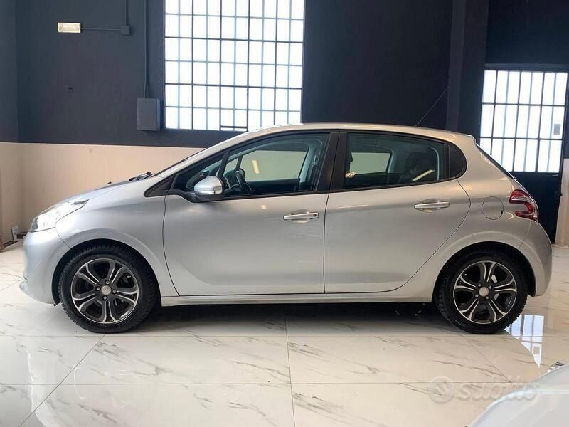 Usata Peugeot 208 Allure 68 CV (50 kW) 2014 Argento Utilitaria