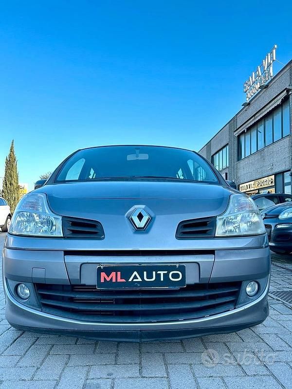 Usata Renault Modus 75 CV (55 kW) 2011 Grigio Monovolume
