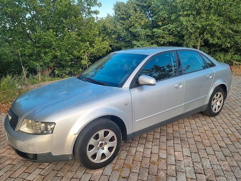 Begagnad Audi A4 130 HK (95 kW) 2001 Grå Sedan