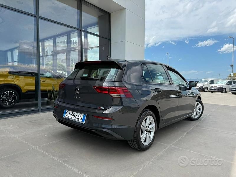Usata VW Golf VIII Life 116 CV (85 kW) 2022 Grigio Berlina