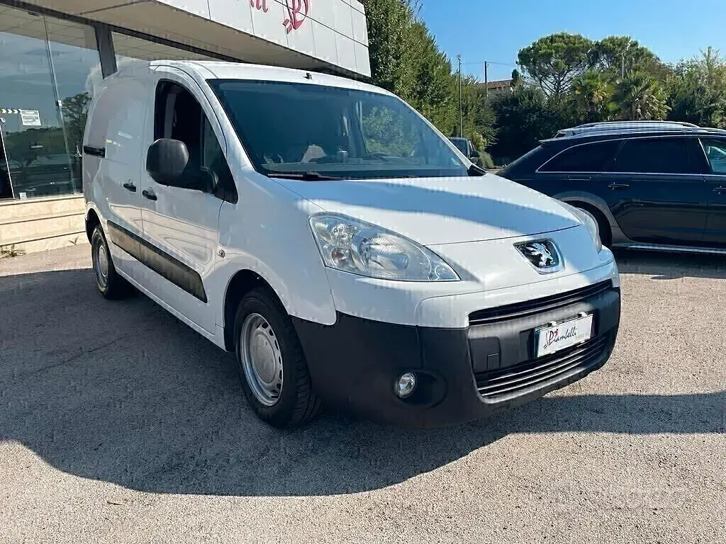 Begagnad Peugeot Partner Tepee Comfort 90 HK (66 kW) 2010 Vit Minibuss