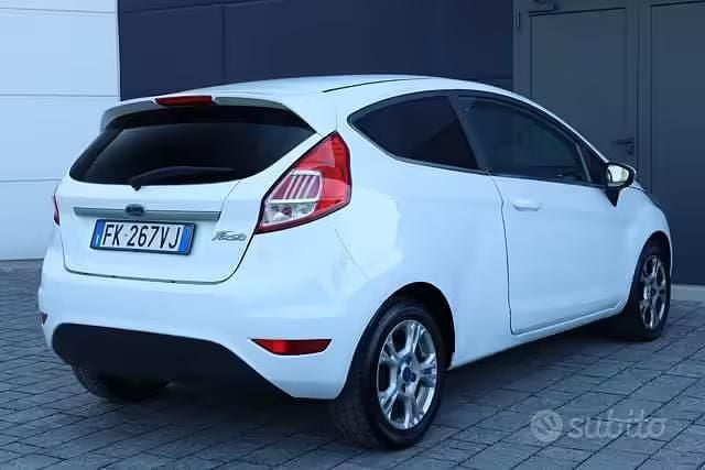Usata Ford Fiesta 75 CV (55 kW) 2017 Bianco Utilitaria