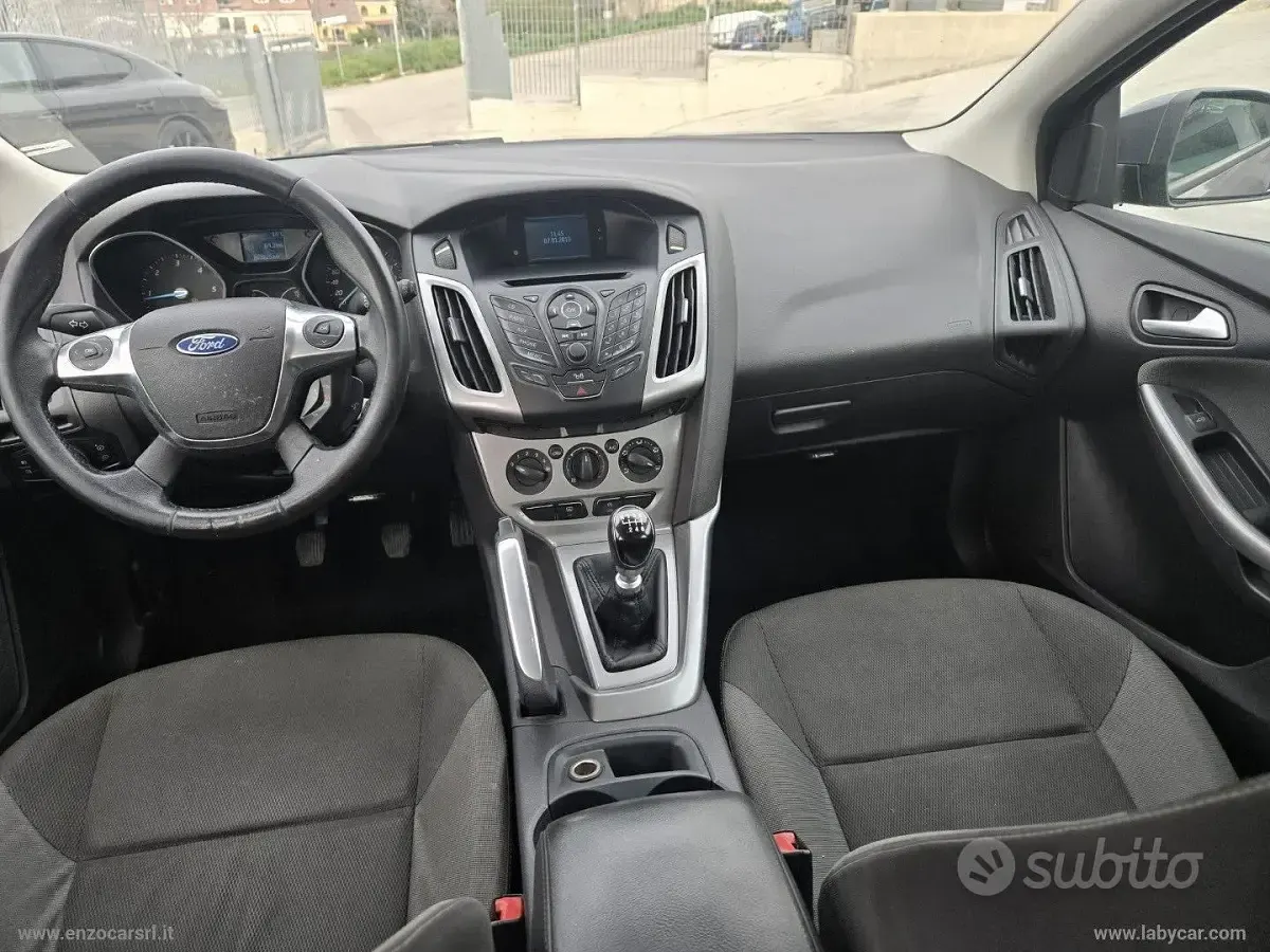 Käytetty Ford Focus Titanium 116 HP (85 kW) 2011 Harmaa Sedan