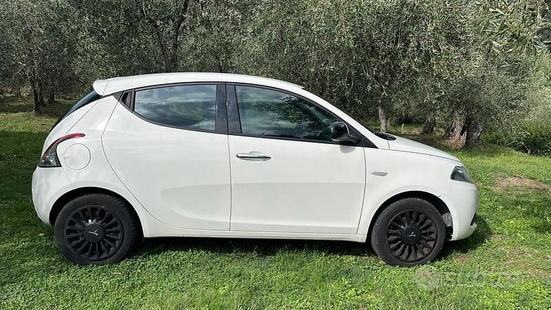 Usata Lancia Ypsilon 60 CV (44 kW) 2019 Bianco Utilitaria