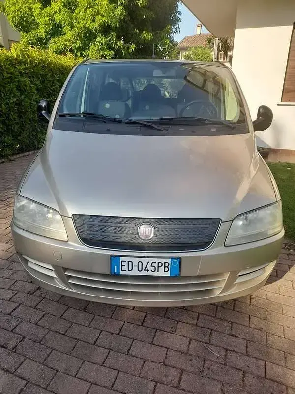 Usata Fiat Multipla Emotion 92 CV (67 kW) 2010 Oro Monovolume