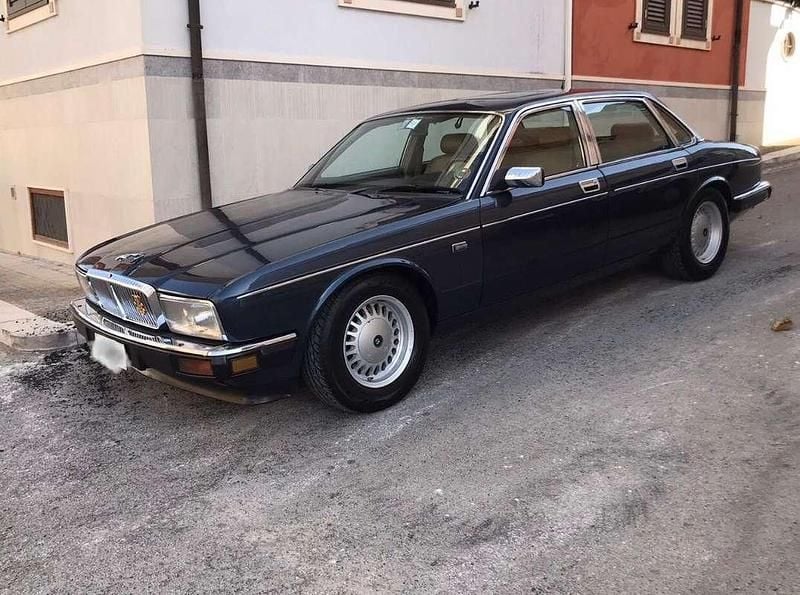 Usata Jaguar XJ40 Sovereign 234 CV (172 kW) 1990 Blu/azzurro Berlina