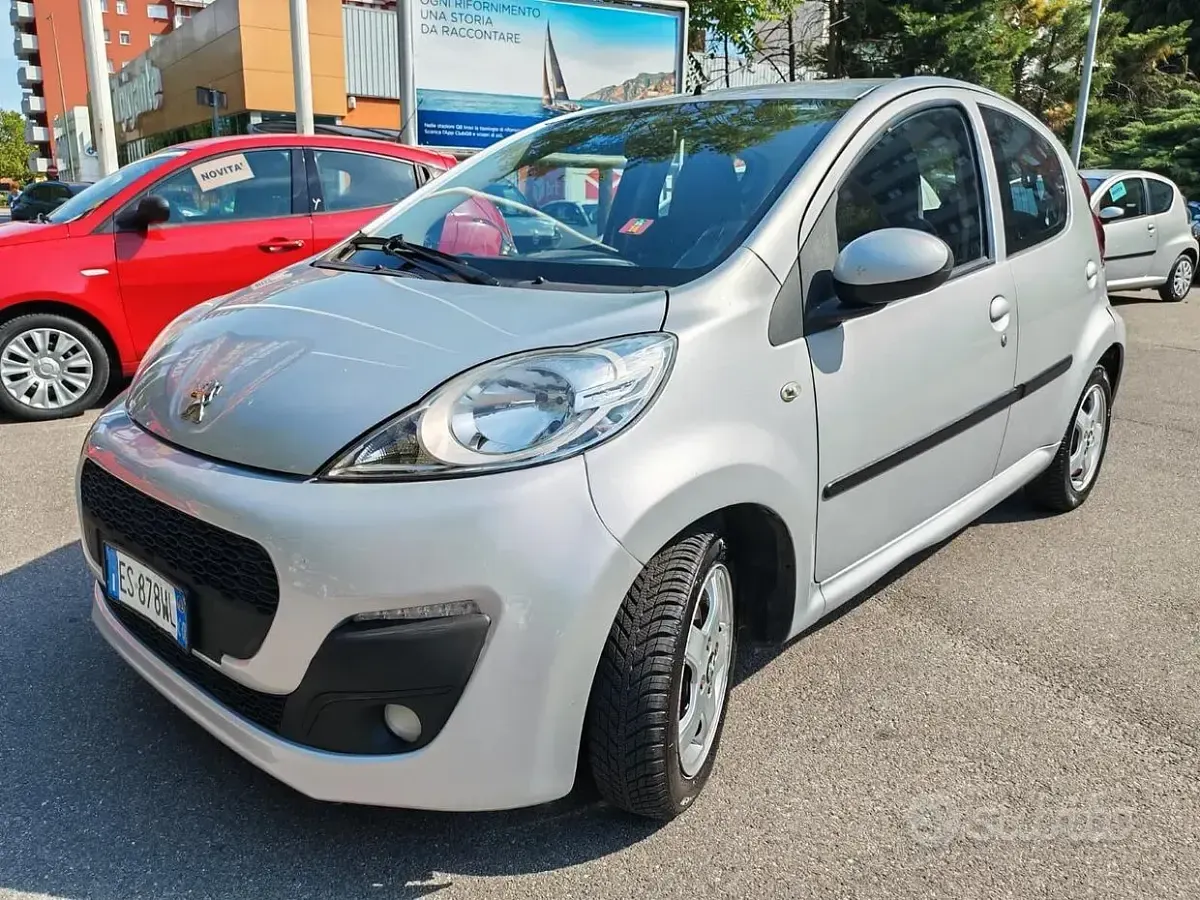 Usata Peugeot 107 68 CV (50 kW) 2013 Grigio Utilitaria