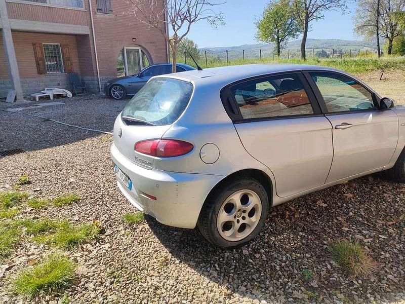 Begagnad Alfa Romeo 147 Distinctive 105 HK (77 kW) 2007 Silver Halvkombi