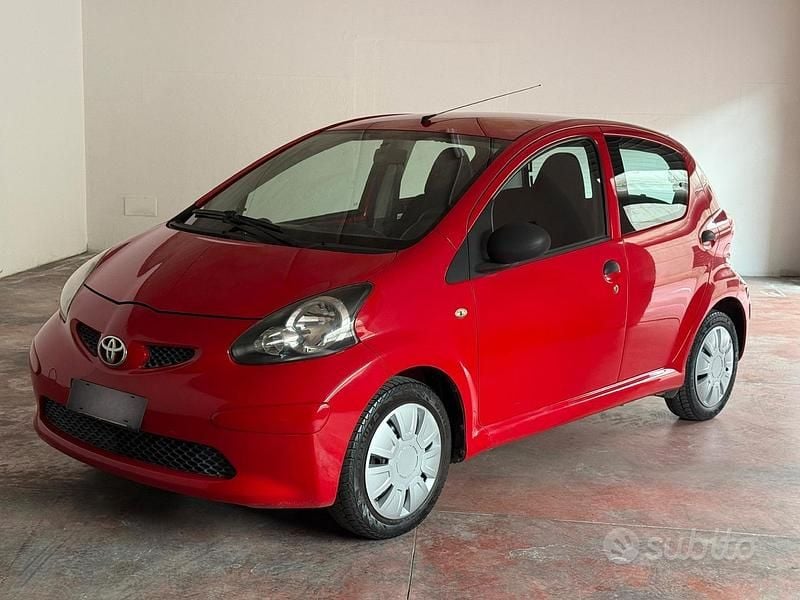 Usata Toyota Aygo 68 CV (50 kW) 2007 Rosso Utilitaria