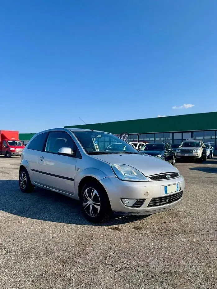 Usata Ford Fiesta Ghia 75 CV (55 kW) 2005 Grigio Utilitaria