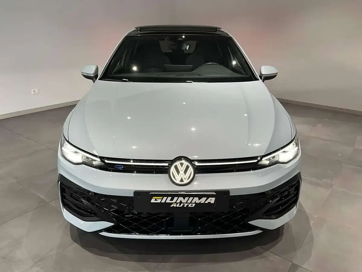 Usata VW Golf VIII R-line Plus 116 CV (85 kW) 2025 Ice blu Berlina