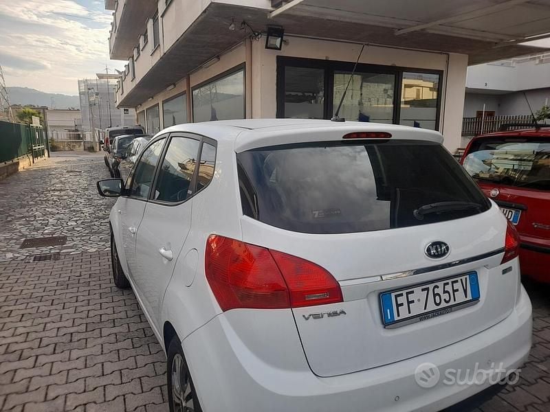 Usata Kia Venga 90 CV (66 kW) 2016 Bianco Utilitaria