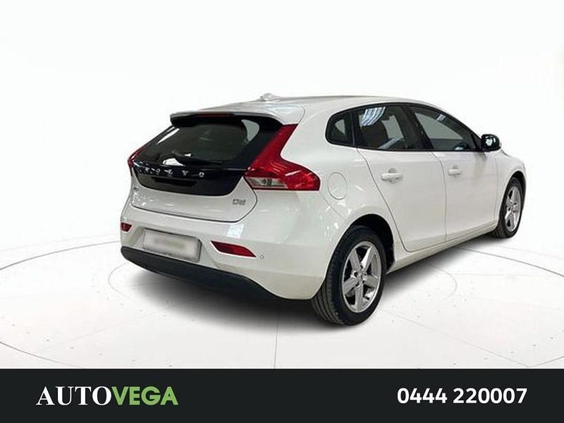 Usata Volvo V40 Momentum 120 CV (88 kW) 2018 Vari colori / pastello Berlina