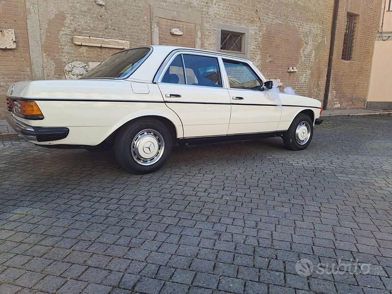 Usata Mercedes 240 72 CV (52 kW) 1981 Bianco Berlina