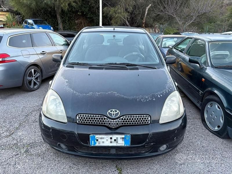 Usata Toyota Yaris Luna 86 CV (63 kW) 2001 Nero Berlina