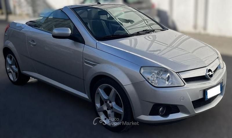 Usata Opel Tigra Sport 90 CV (66 kW) 2007 Argento metallizzato Cabrio