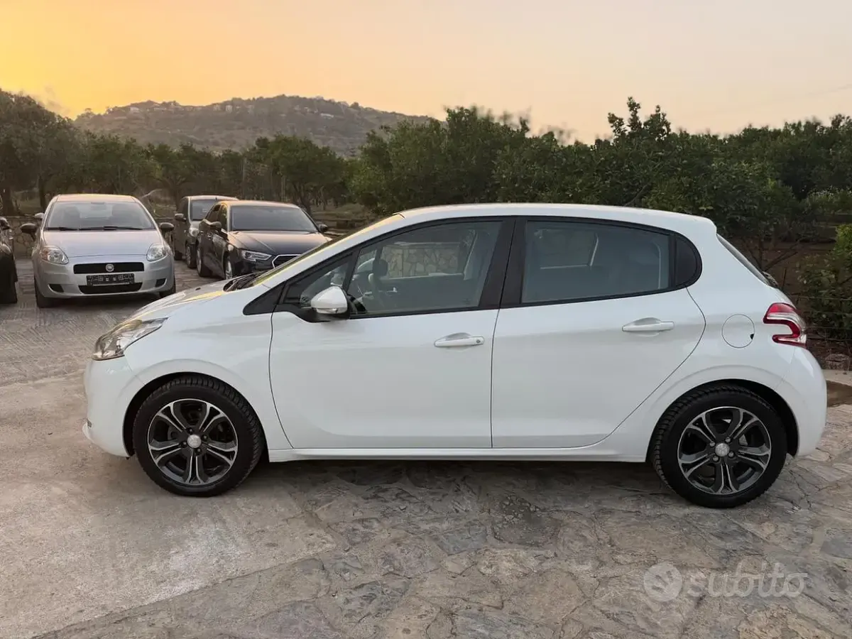 Usata Peugeot 208 Allure 68 CV (50 kW) 2014 Bianco Utilitaria