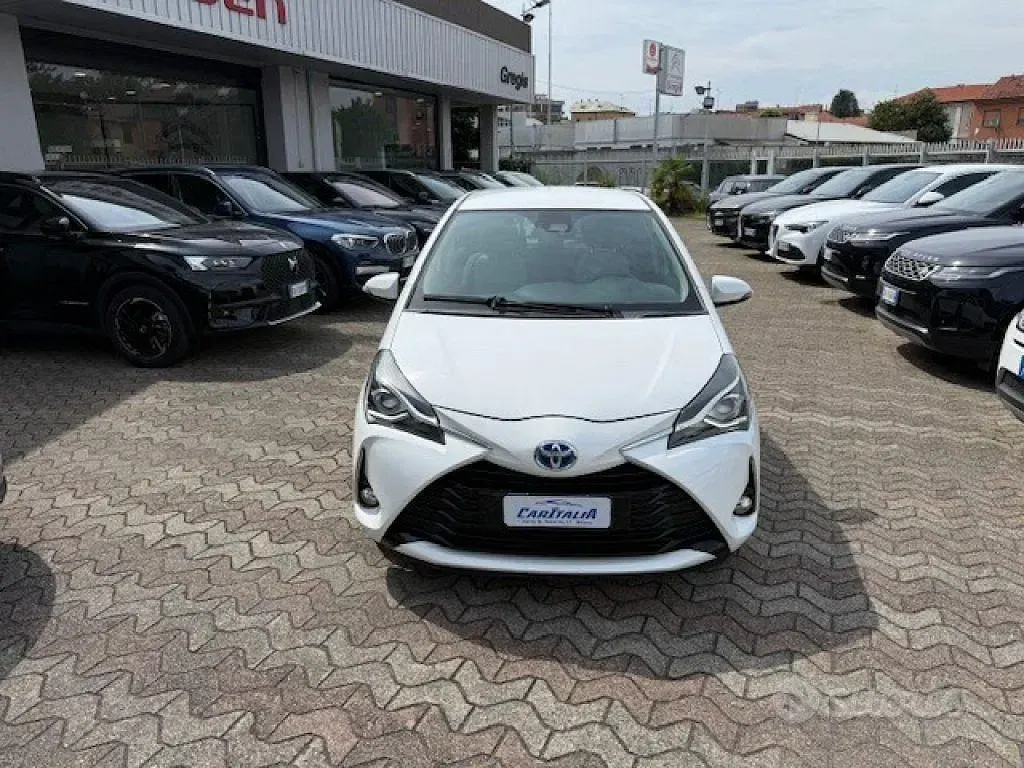 Usata Toyota Yaris Hybrid Active 73 CV (53 kW) 2018 Bianco Berlina