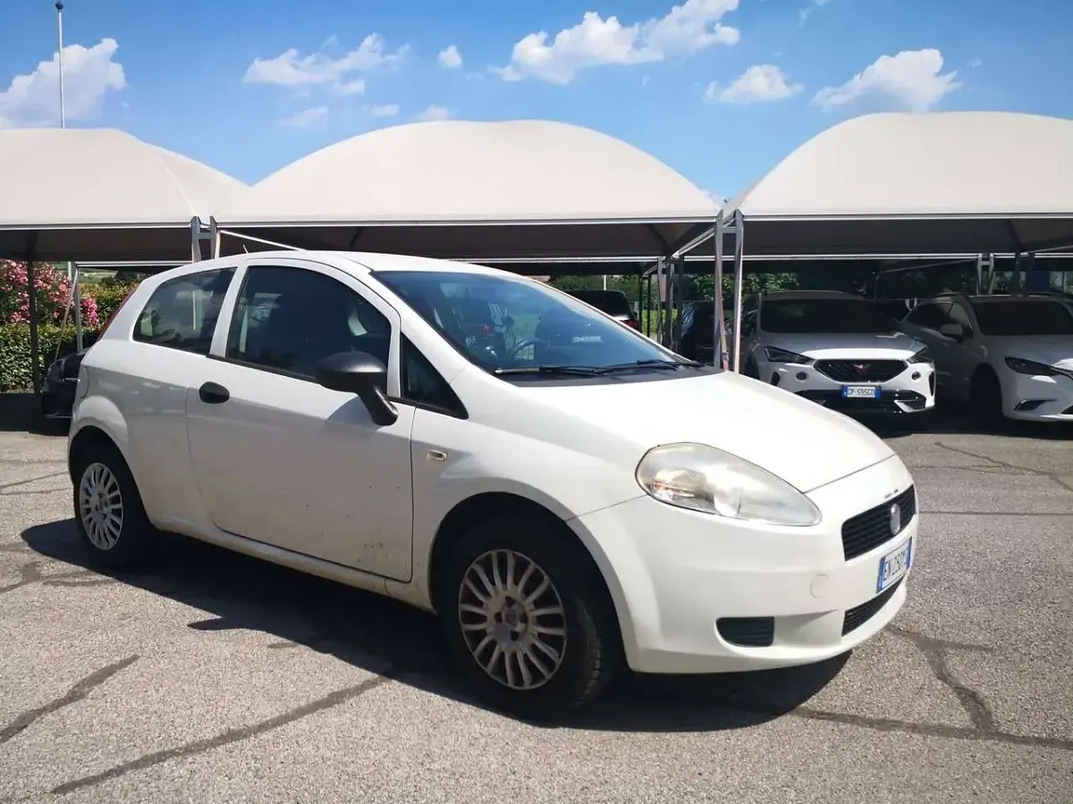 Usata Fiat Grande Punto 69 CV (50 kW) 2012 Bianco Utilitaria