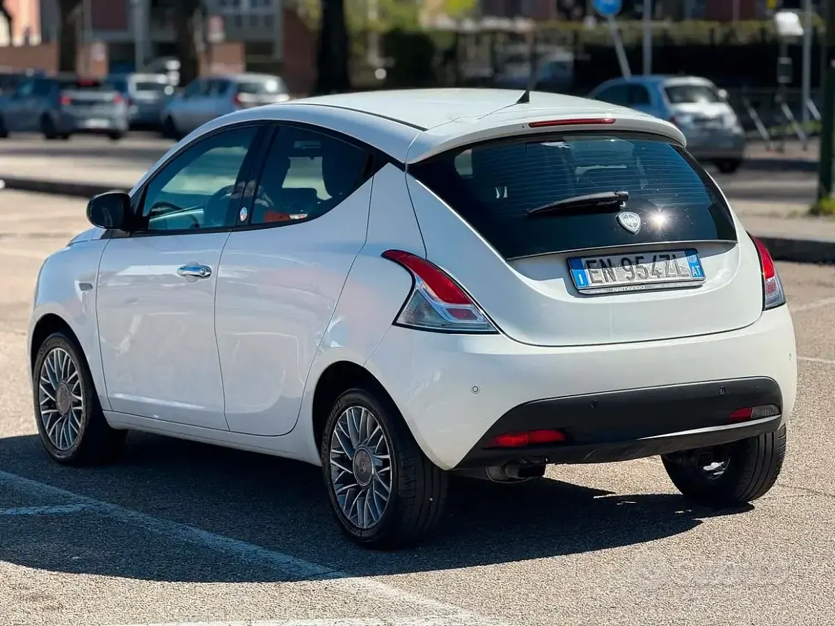 Usata Lancia Ypsilon 69 CV (50 kW) 2012 Bianco Utilitaria