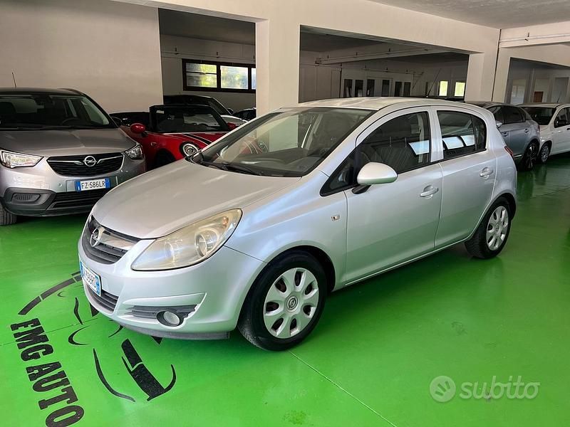 Grigio Usata 2009 Opel Corsa Tre volumi | 1999 € (Ottimo prezzo) - Immagine 1/4
