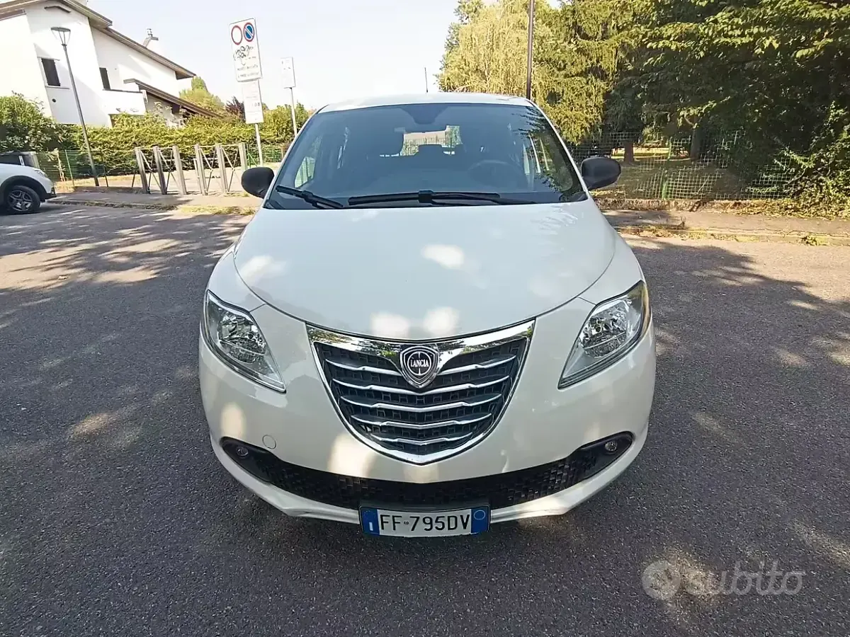 Usata Lancia Ypsilon Silver 69 CV (50 kW) 2016 Bianco Utilitaria