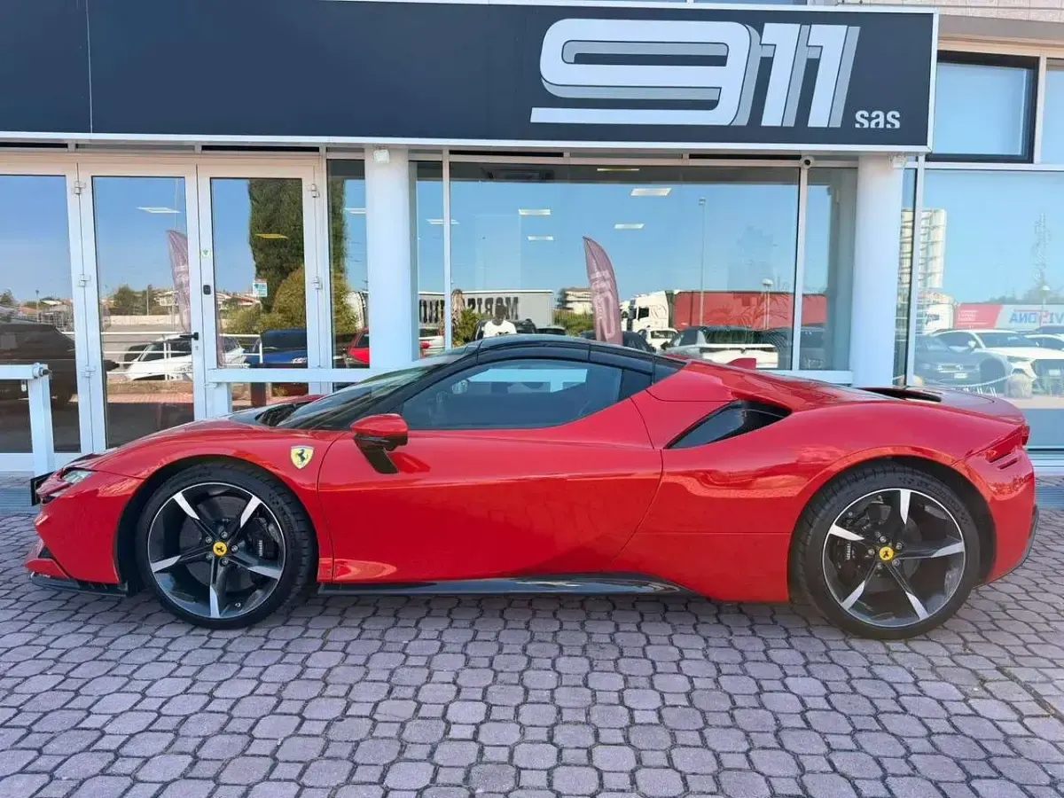 Nuova Ferrari SF90 780 CV (573 kW) 2025 Rosso corsa Cabrio