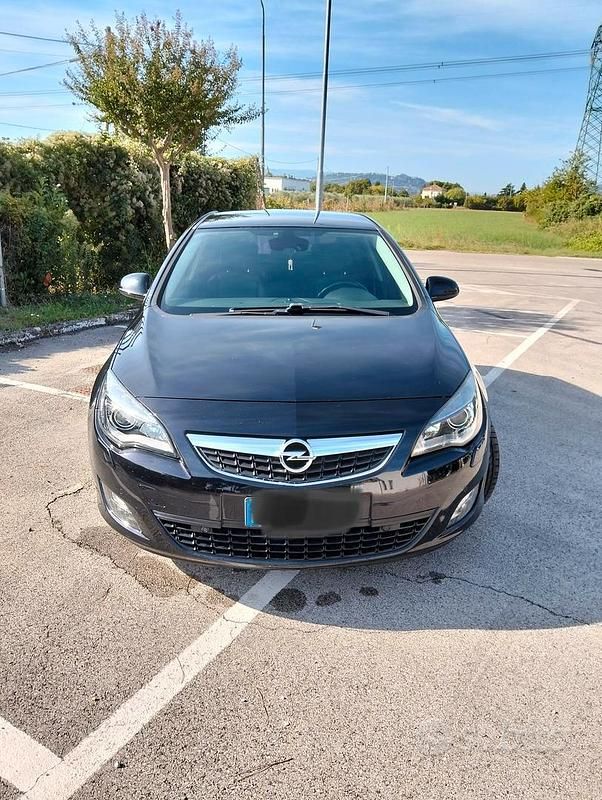 Usata Opel Astra Cosmo 160 CV (117 kW) 2010 Nero Berlina