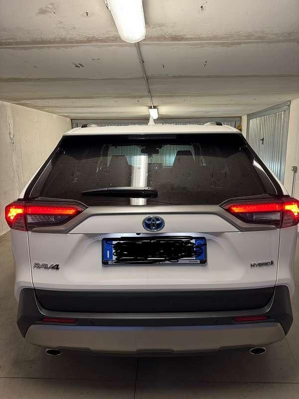 Usata Toyota RAV4 Hybrid Active 178 CV (130 kW) 2024 Bianco SUV