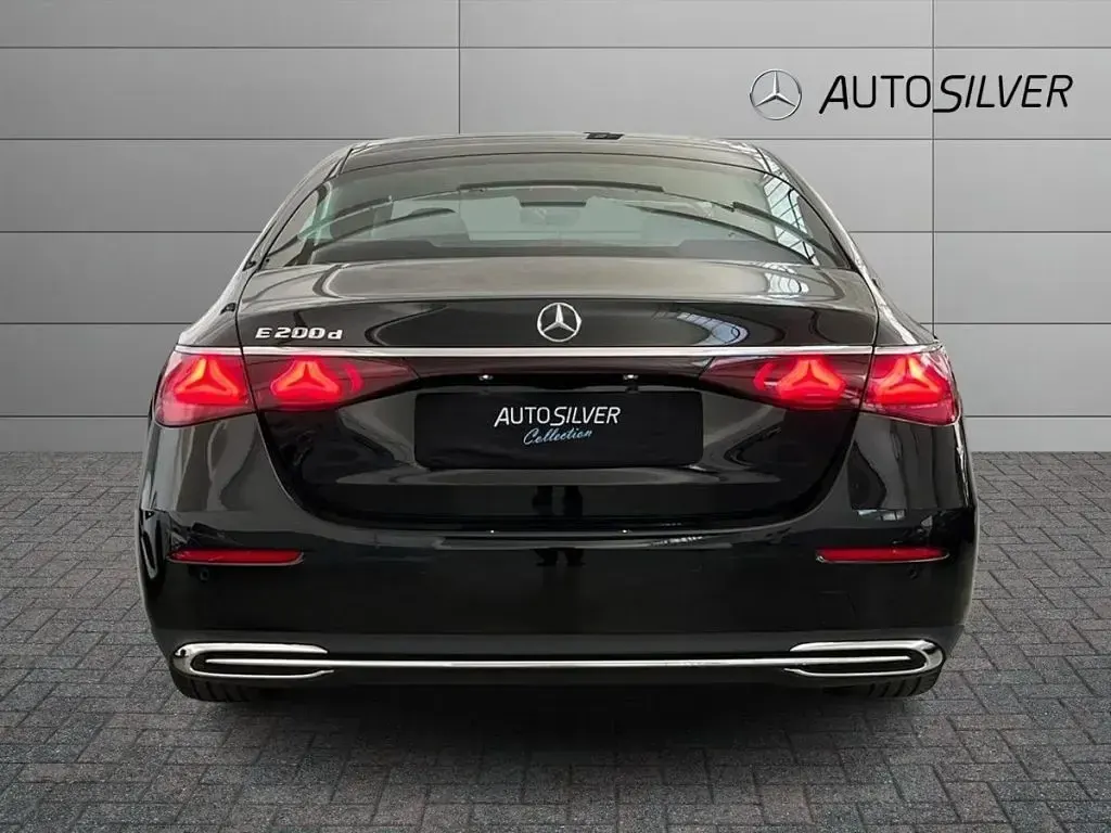 Usata Mercedes E200 Advanced 163 CV (119 kW) 2025 Nero / pastello Berlina