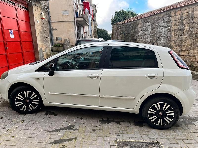 Usata Fiat Punto 95 CV (69 kW) 2012 Bianco Utilitaria