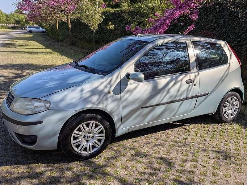 Usata Fiat Punto 69 CV (50 kW) 2004 Blu/azzurro Utilitaria