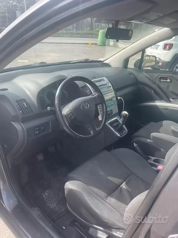 Usata Toyota Corolla Verso 136 CV (100 kW) 2009 Grigio Monovolume