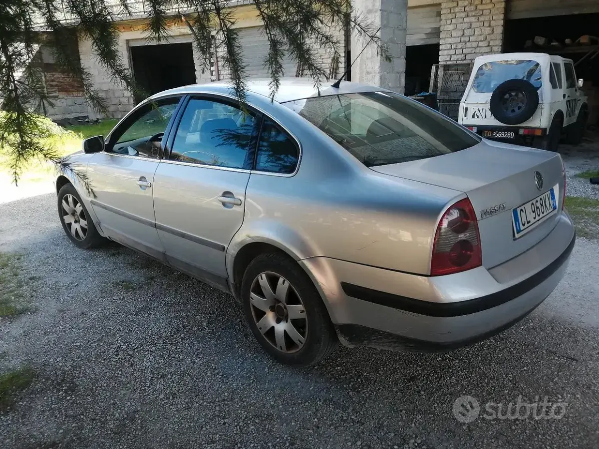 Usata VW Passat 105 CV (77 kW) 2004 Grigio Berlina