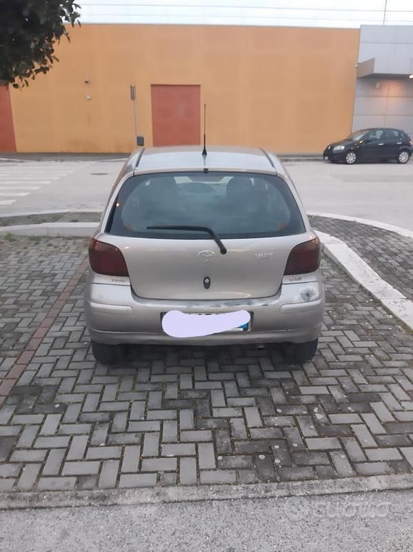 Usata Toyota Yaris 75 CV (55 kW) 2005 Grigio Berlina