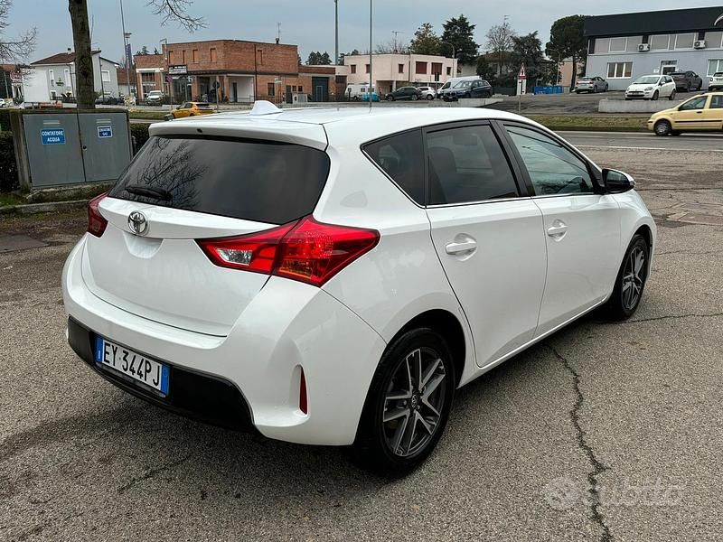 Second-hand Toyota Auris 90 CP (66 kW) 2015 Alb Hatchback