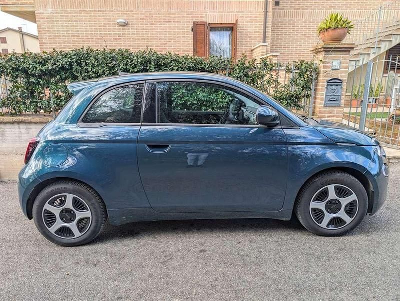 Usata Fiat 500e Passion 86 kW (118 CV) 2021 Blu/azzurro Utilitaria