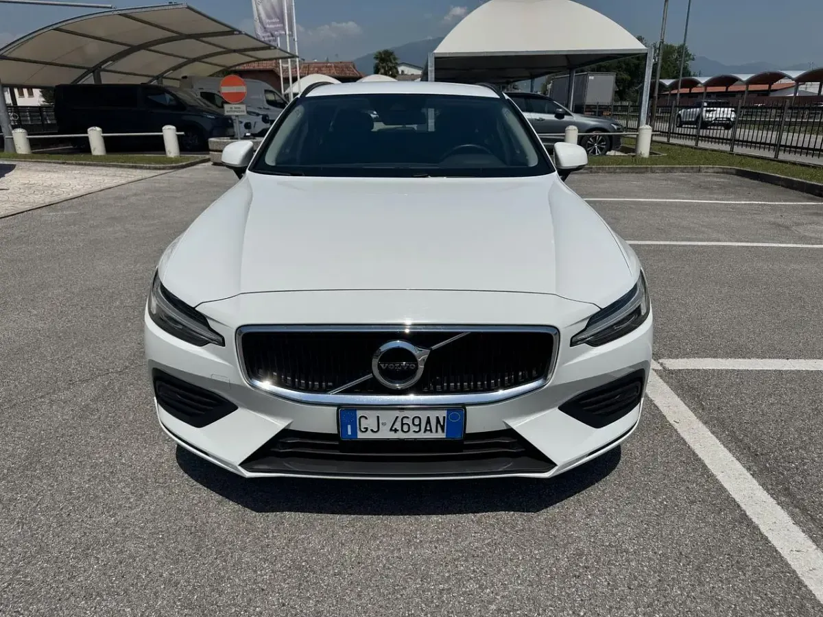Usata Volvo V60 Momentum 197 CV (144 kW) 2022 Bianco Station wagon