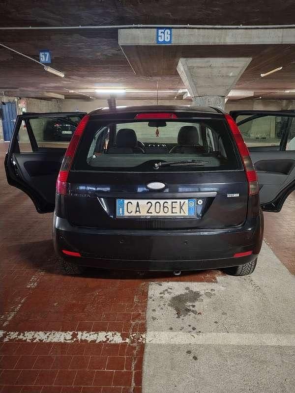 Usata 2002 Ford Fiesta Ghia Tre volumi | 700 € (Buon prezzo) - Immagine 1/4