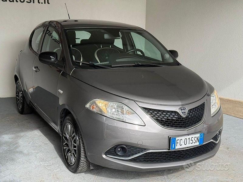 Usata Lancia Ypsilon Gold 69 CV (50 kW) 2016 Grigio Utilitaria
