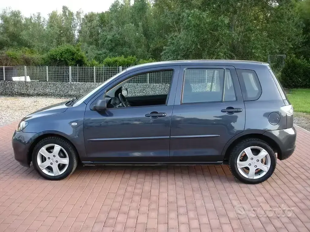 Usata Mazda 2 Style 68 CV (50 kW) 2007 Grigio Utilitaria