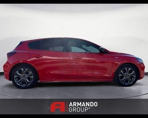 Begagnad Ford Focus ST-Line 125 HK (91 kW) 2023 Röd Halvkombi