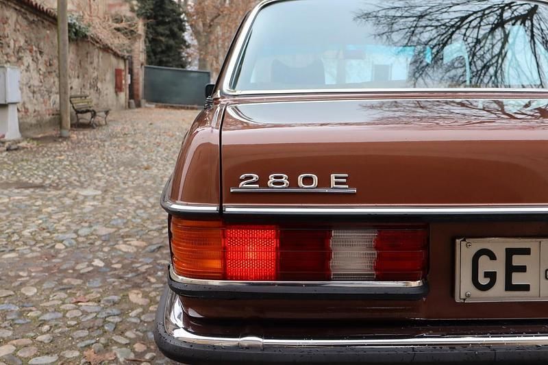 Usata Mercedes E280 108 CV (79 kW) 1976 Marrone Berlina